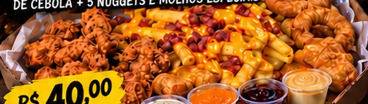 Porção de petiscos com frango, batatas e molhos